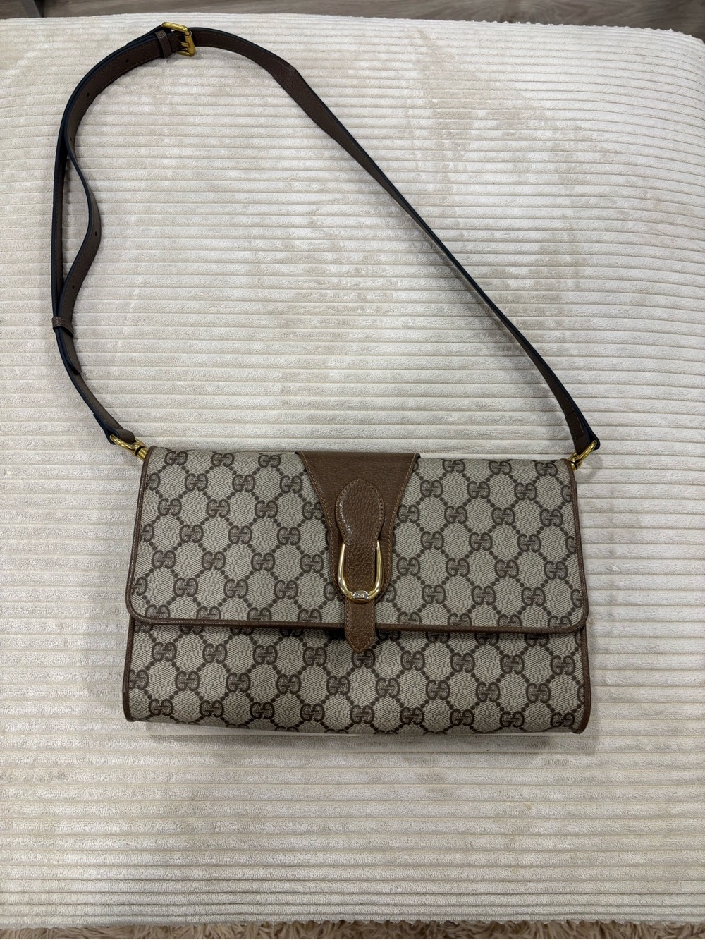 Gucci Beige and Brown GG Monogram Fold-Over Clutch with Gold-Tone Buckle - Picture 6 of 7